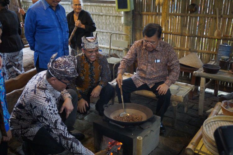 Wapres Jusuf Kalla saat menyangrai kopi di Desa Kemiren, Banyuwangi, Jawa Timur beberapa waktu yang lalu.