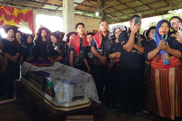 Suasana duka keluarga Raden Barus (61) di Desa Selamat, Kecamatan Sibiru-biru, Kabupaten Deli Serdang pada Minggu (10/11/2024). 