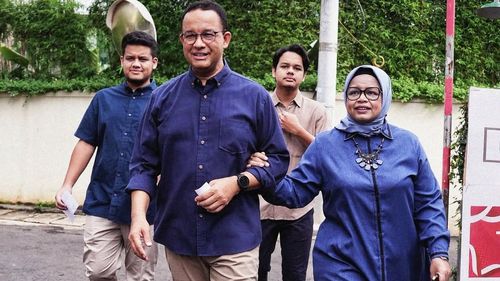 Nyoblos Pilkada 2024, Outfit Anies Baswedan Sekeluarga Serba Biru Tua