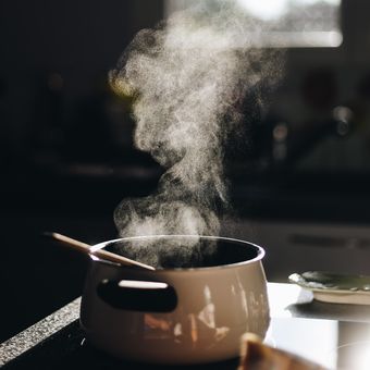 Jangan menyeduh kopi dengan air yang baru turun dari api, tunggulah selama 30 detik terlebih dahulu agar suhu air turun.