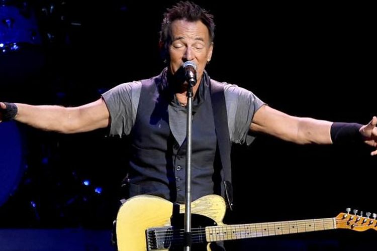 Bruce Springsteen tampil bersama E Street Band di Los Angeles Sports Arena, di Los Angeles, California, Selasa (15/3/2016).