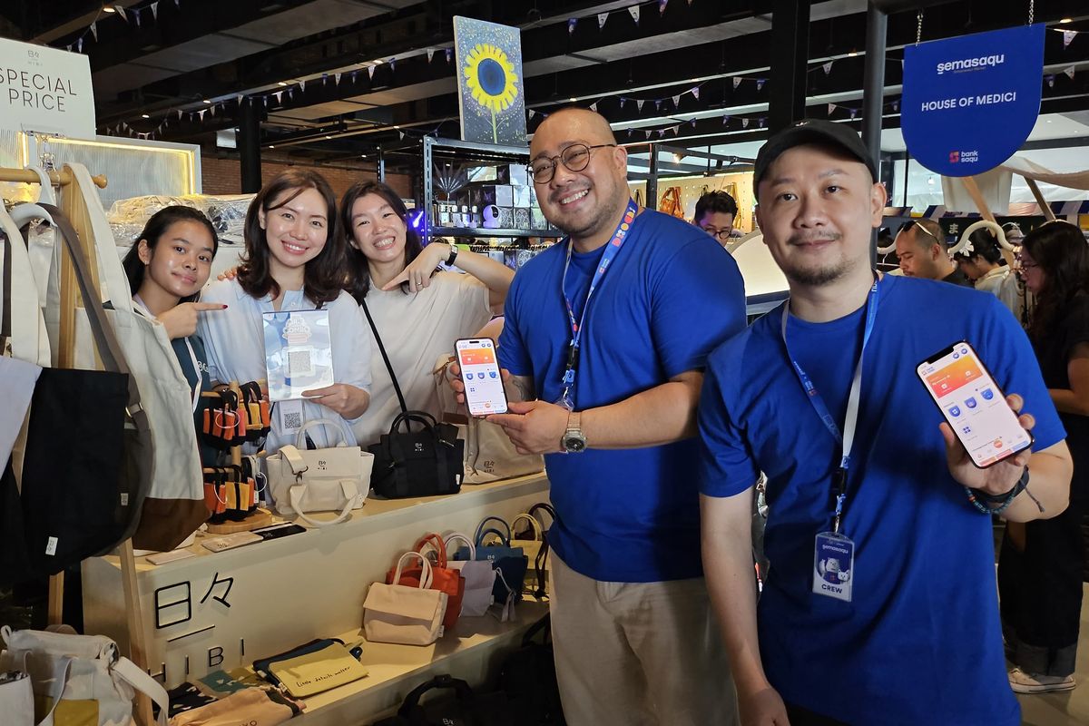 Willy Apriando, Head of Marketing Bank Jasa Jakarta dan Gunawan, Co-Founder Semasa mengunjungi beberapa merek lokal yang berpartisipasi dalam SEMASAQU: Solopreneur Market pada Jum'at (8/12/2023)