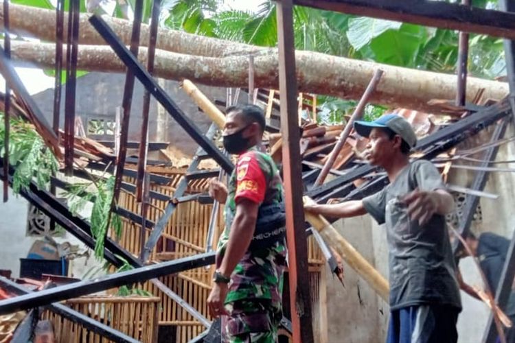 Rumah milik salah seorang warga desa Ngandagan Kecamatan Pituruh Ambruk setelah tertimpa pohon pada Sabtu (16/4/2022)