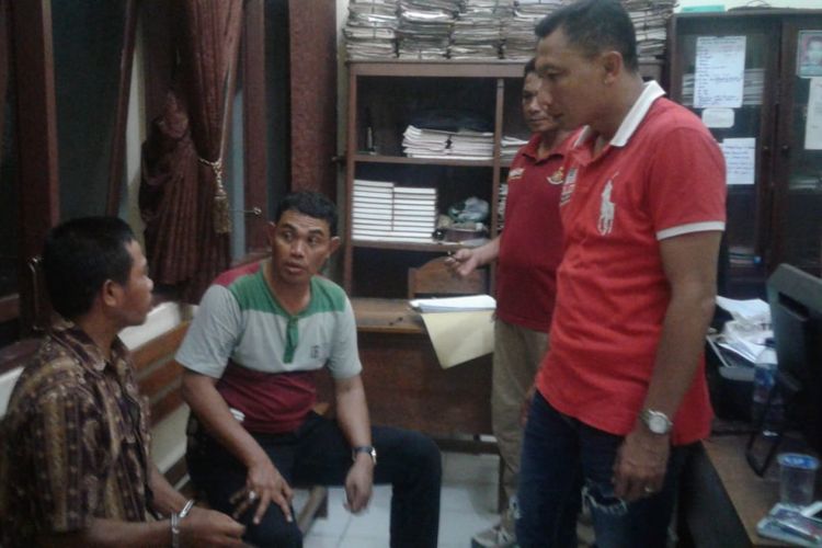 Kasat Reskrim Polres Blora, AKP Heri Dwi Utomo menginterogasi M Januri (38), pelaku pembunuhan istrinya, Sulasmini (37) di Mapolres Blora, ‎Rabu (28/11/2018) malam.