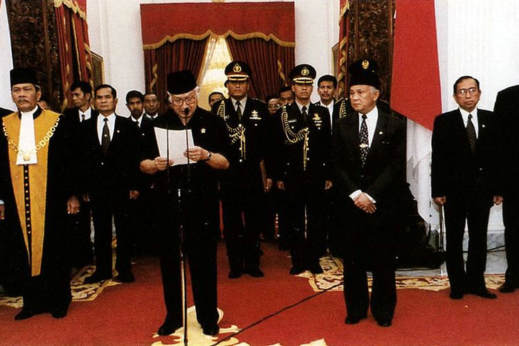 Presiden Soeharto saat mengumumkan pengunduran diri di Istana Merdeka, Jakarta, 21 Mei 1998. 
