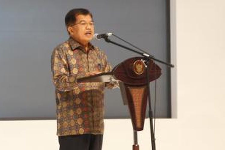 Wakil Presiden Jusuf Kalla memberikan kata sambutan saat pembukaan pameran Gelar Batik Nusantara 2015, di Jakarta Convention Center, Senayan, Jakarta, Rabu (24/6/2015). Acara yang diikuti ratusan pengusaha, penjual dan perajin batik ini akan berlangsung hingga 28 Juni.