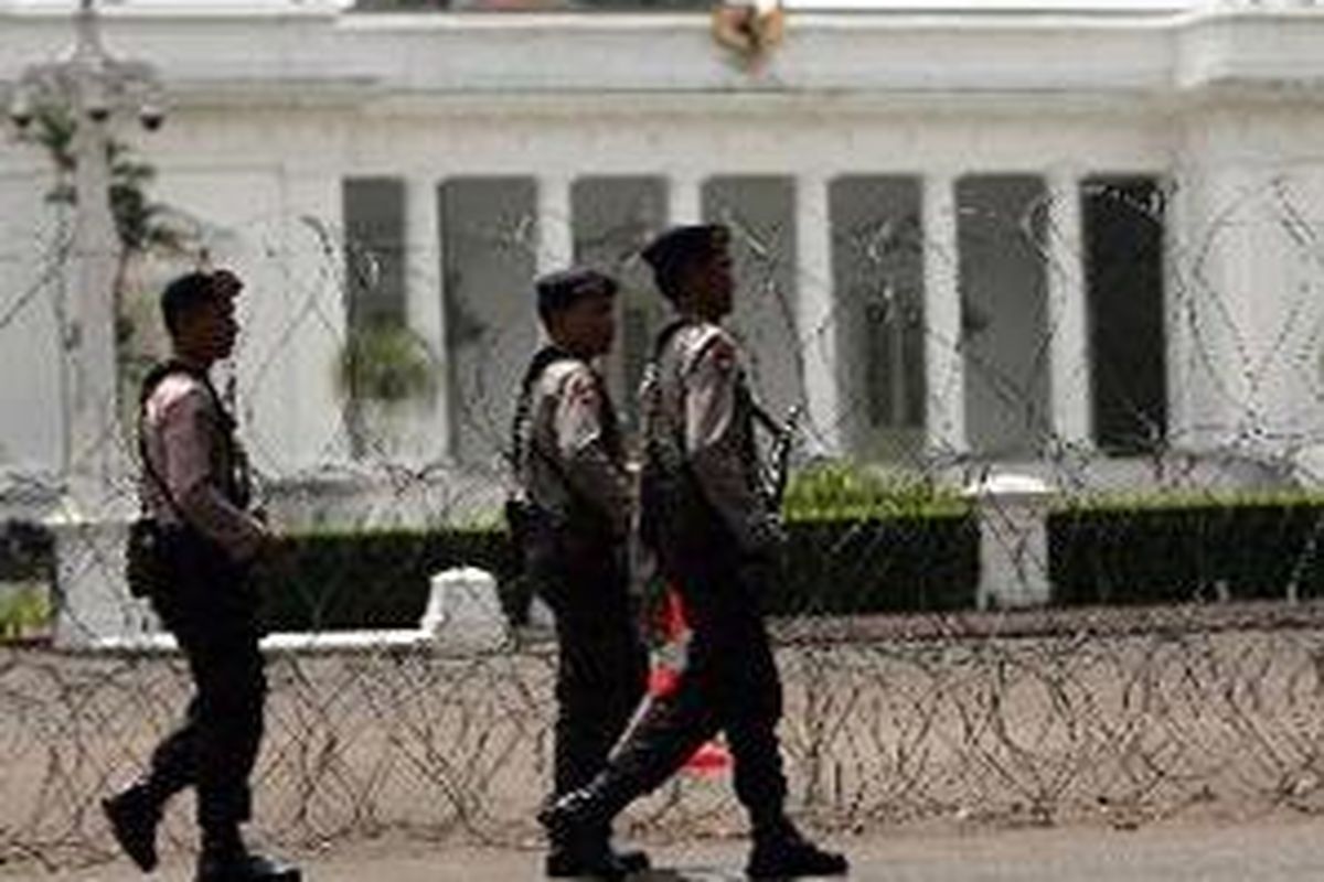 Ilustrasi: Petugas keamanan berpatroli di depan Istana Negara