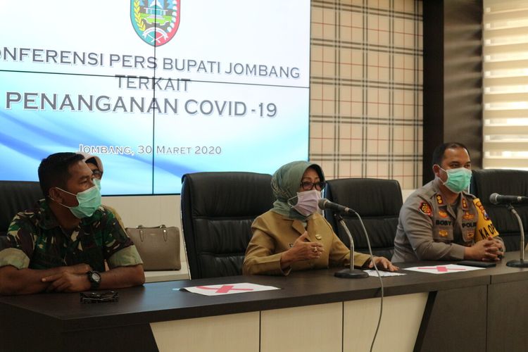 Bupati Jombang Mundjidah Wahab (tengah), saat menggelar konferensi pers terkait perkembangan kasus Covid-19, di kantor Pemerintah Kabupaten Jombang, Jawa Timur, Senin (30/3/2020).