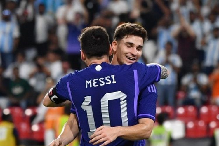 Hasil Argentina Vs Uni Emirat Arab: Julian Alvarez (belakang) merayakan golnya bersama Lionel messi pada laga uji coba yang mempertemukan timnas Argentina vs Uni Emirat Arab di Al Mohammed Bin Zayed Stadium, Abu Dhabi,  Rabu (16/11/2022) malam WIB. Pertandingan melawan Uni Emirat Arab menjadi uji coba terakhir timnas Argentina sebelum Piala Dunia 2022. Artikel ini berisi jadwal siaran langsung Argentina vs Arab Saudi. (Photo by Ryan LIM / AFP)