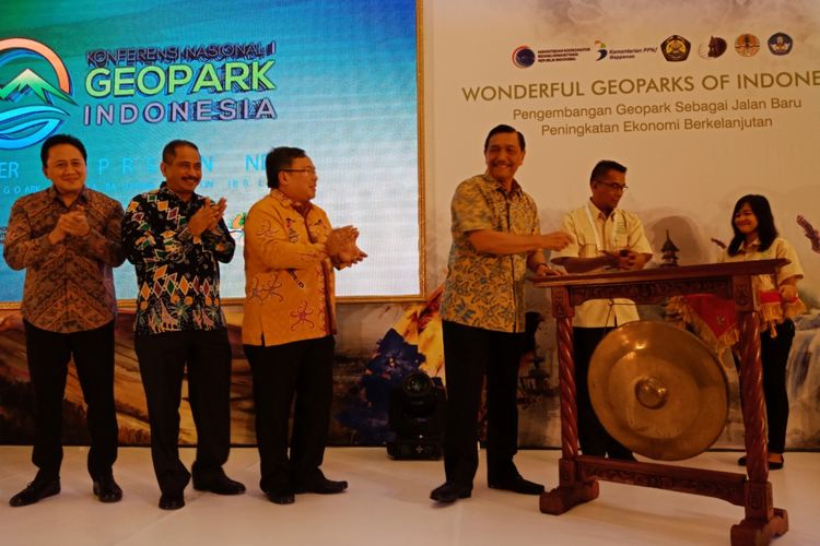  Kemenko Maritim Luhut Binsar Panjaitan membuka acara Konfrensi Geopark Indonesia 1, di Auditorium Kementerian ESDM, Jakarta, Kamis (12/7/2018)