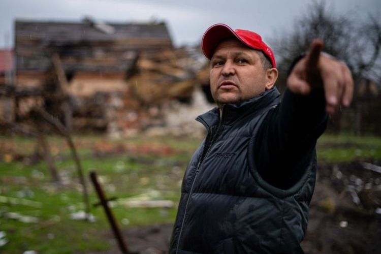 Seorang warga sipil di kawasan utara Kyiv menunjuk lokasi pasukan Rusia menghancurkan rumahnya.