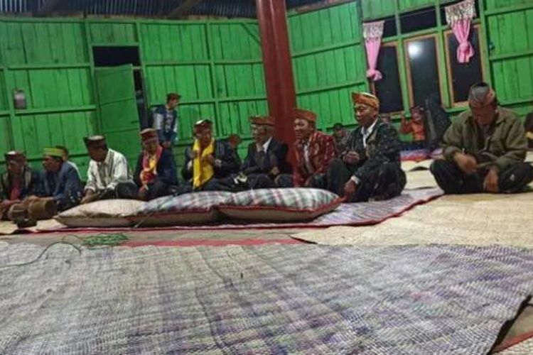 Tradisi penti merupakan warisan budaya leluhur orang Manggarai Timur dalam kalender pertanian. Ini merupakan salah satu wisata budaya yang dipromosikan oleh masyarakat sendiri. Penti di Kampung Alang-Mano, Kecamatan Lambaleda Selatan, Kab. Manggarai Timur, NTT, Jumat, (19/8/2022). (KOMPAS.com/DOK-PEGIAT BUDAYA MATIM-DEDI HARSALI)