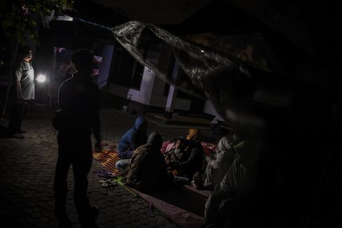 Gempa Berkali-kali, Lapangan hingga Trotoar Dipenuhi Tenda Warga yang Khawatir