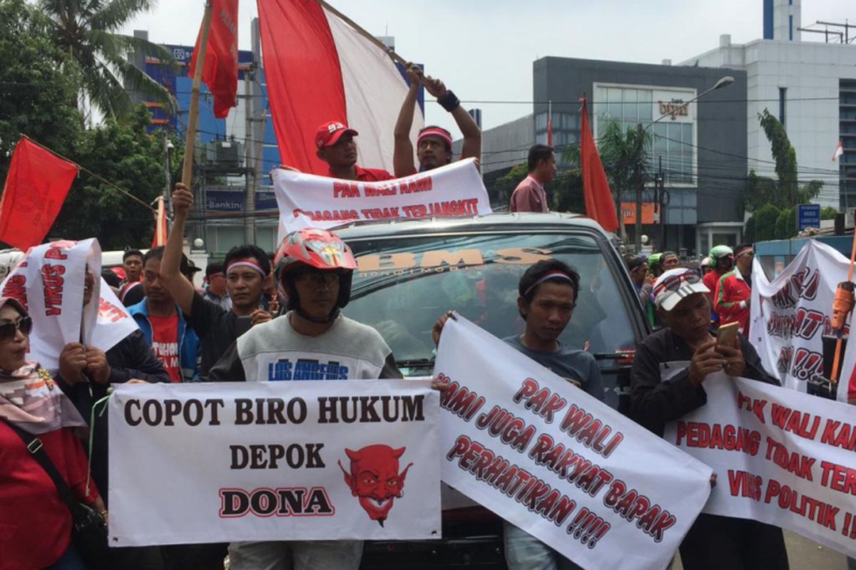 Pedagang Pasar Kemiri Muka lakukan aksi di depan Balai Kota Depok, Senin (26/11/2018).