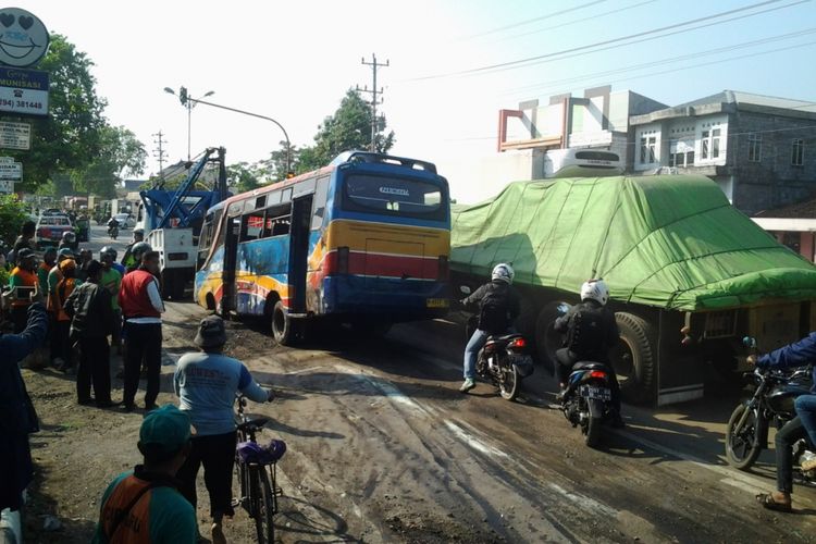 Bus curug sewu yang mengalami kecelakaan di Ketapang Kendal, saat diderek dari tempat kejadian.