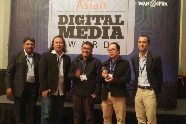 Tim dari Harian Kompas yang diketuai Wakil Redaktur Pelaksana Harian Kompas Sutta Dharmasaputra (kedua dari kanan) menerima penghargaan untuk harian Kompas dalam kategori Best in Social Media Enggagement di ajang Asian Digital Awards WAN IFRA di Singapura, Rabu (1/11/2017). 