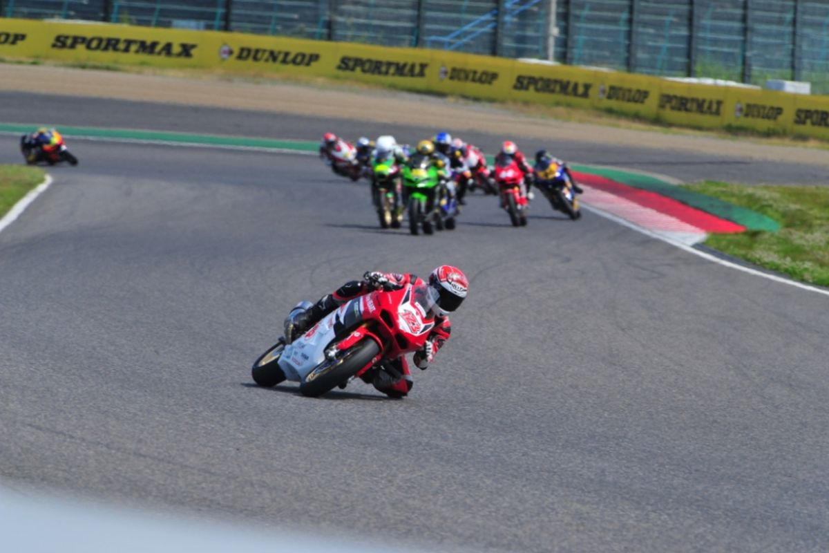 Pebalap AHRT berlaga di kelas AP250 pada balap kedua ARRC 2018 di Suzuka Circuit, Suzuka, Jepang (3/6/2018).