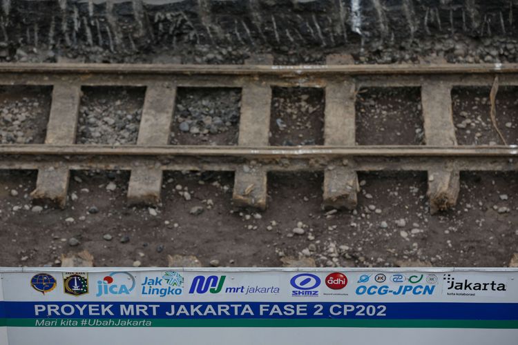 Potongan rel trem kuno sepanjang 1,4 kilometer di area proyek MRT Jakarta fase 2A di kawasan Harmoni, Jakarta Pusat, Jumat (18/11/2022). Komponen rel trem kuno yang ditemukan terdiri dari batang rel, lempengan penyambung batang rel, bantalan rel, dan batuan ballast.