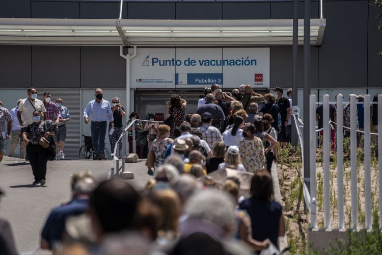 Foto pada 7 Juli 2021 menunjukkan antrean ratusan orang yang akan disuntik vaksin Covid-19 di Rumah Sakit Enfermera Isabel Zendal, Madrid, Spanyol. 
