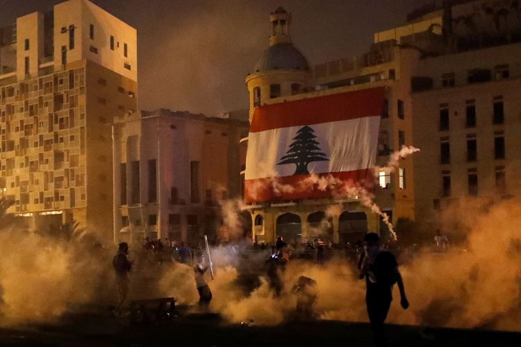 Gas air mata ditembakkan polisi untuk membubarkan demonstran, yang berunjuk rasa buntut ledakan dahsyat di Beirut. Demonstrasi besar-besaran pecah pada Sabtu (8/8/2020).