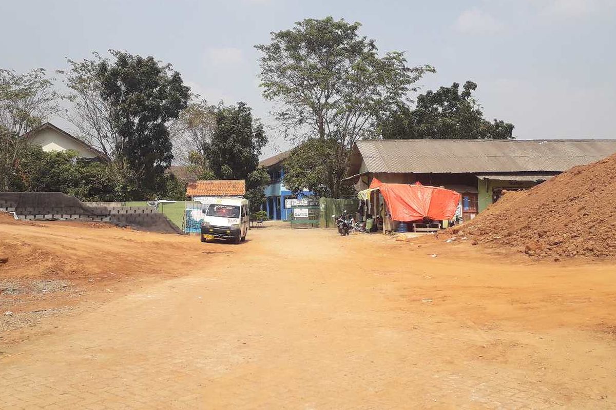 Kondisi SMP Negeri 21 Kota Tangerang yang terkepung tumpukan tanah dan material pembangunan Tol Kunciran-Bandara Soekarno Hatta, Jumat (12/7/2019).