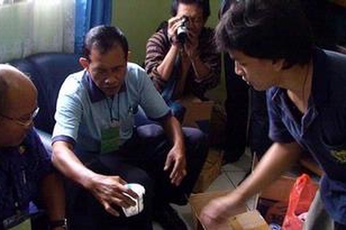 Salah seorang narapidana Lapas Kelas II A Kerobokan Denpasar ini sedang menjalani tes urine yang dilakukan oleh Badan Narkotika Nasional (BNN), Kamis (23/06/2011).