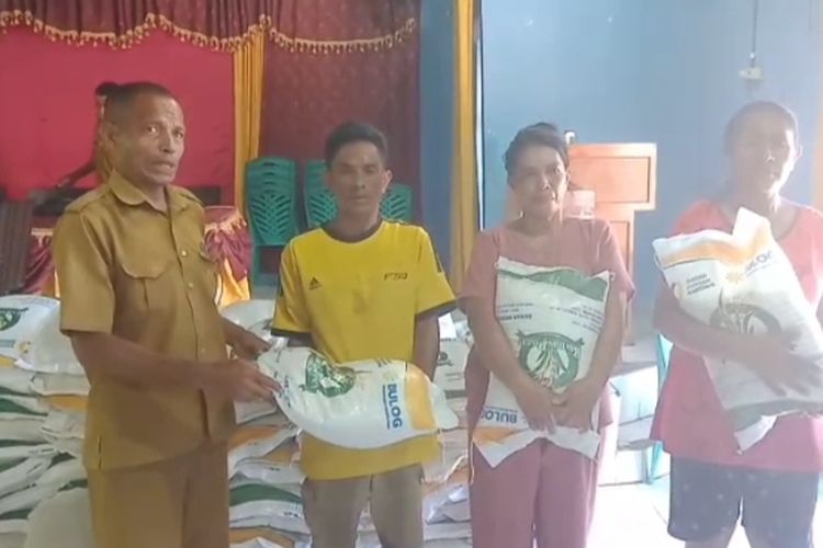 Penyaluran bantuan beras kepada warga di Kabupaten Flores Timur
