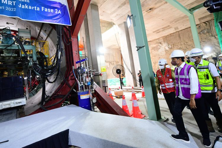 Presiden Joko Widodo (kedua kanan) didampingi Menteri Perhubungan Budi Karya Sumadi (kiri) dan Direktur Utama PT MRT Jakarta William Sabandar (kanan) menghadiri peluncuran Tunnel Boring Machine (TBM) MRT Jakarta Fase 2A di Stasiun MRT Bundaran HI, Jakarta, pada Kamis (24/2/2022). Presiden, dalam sambutannya, mendorong keberlanjutan penyediaan transportasi yang modern, nyaman, dan terintegrasi khususnya di DKI Jakarta. ANTARA FOTO/BPMI-Muchlis Jr/rwa.