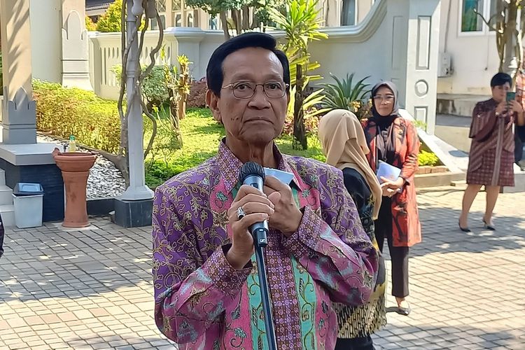 Sultan saat ditemui di Kantor Gubernur, Kompleks Kepatihan, Kota Yogyakarta, Selasa (18/7/2023) menanggapi soal penyalahgunaan tanah kas desa.