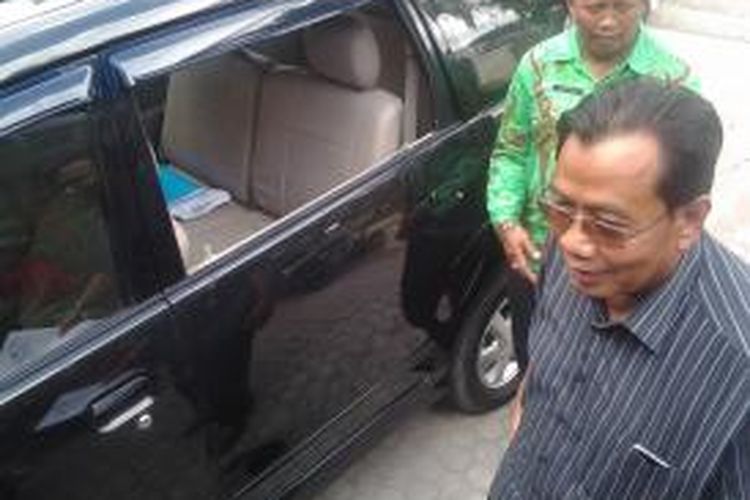 Mundhofir (baju hem warna gelap), anggota DPRD Kabupaten Kediri, Jawa Timur, saat melaporkan peristiwa pencurian yang menimpanya di Mapolsek Pesantren, Kota Kediri, Kamis (5/2/2015).