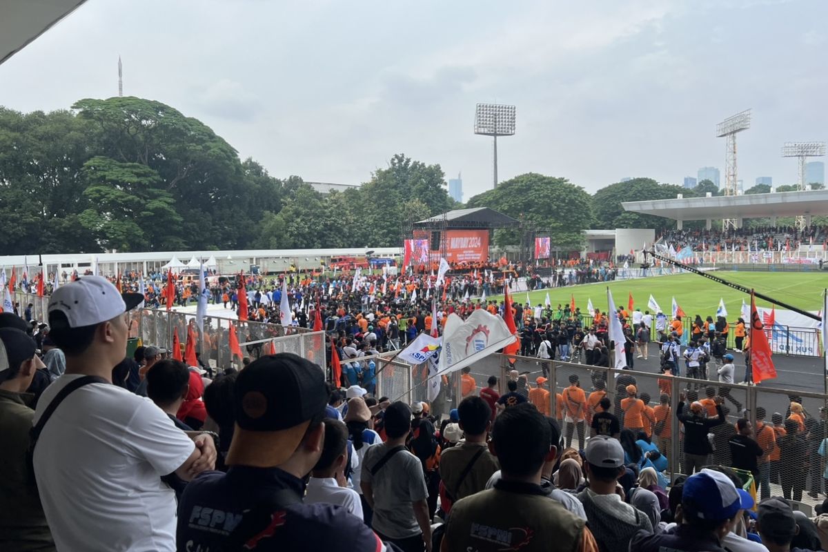 Ribuan massa dari berbagai federasi dan organisasi buruh mulai memadati Stadion Madya Gelora Bung Karno, Jakarta Pusat untuk memperingati Hari Buruh Internasional (May Day) yang jatuh pada hari ini, Rabu (1/5/2024).