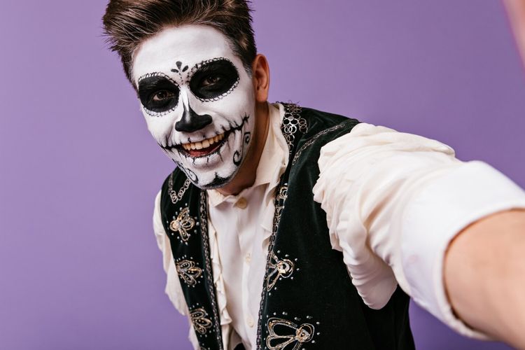 Butuh ide makeup Halloween pria yang simpel tapi tetap spooky? Coba tujuh inspirasi riasan dari Joker, vampir, hingga skeleton yang mudah banget.