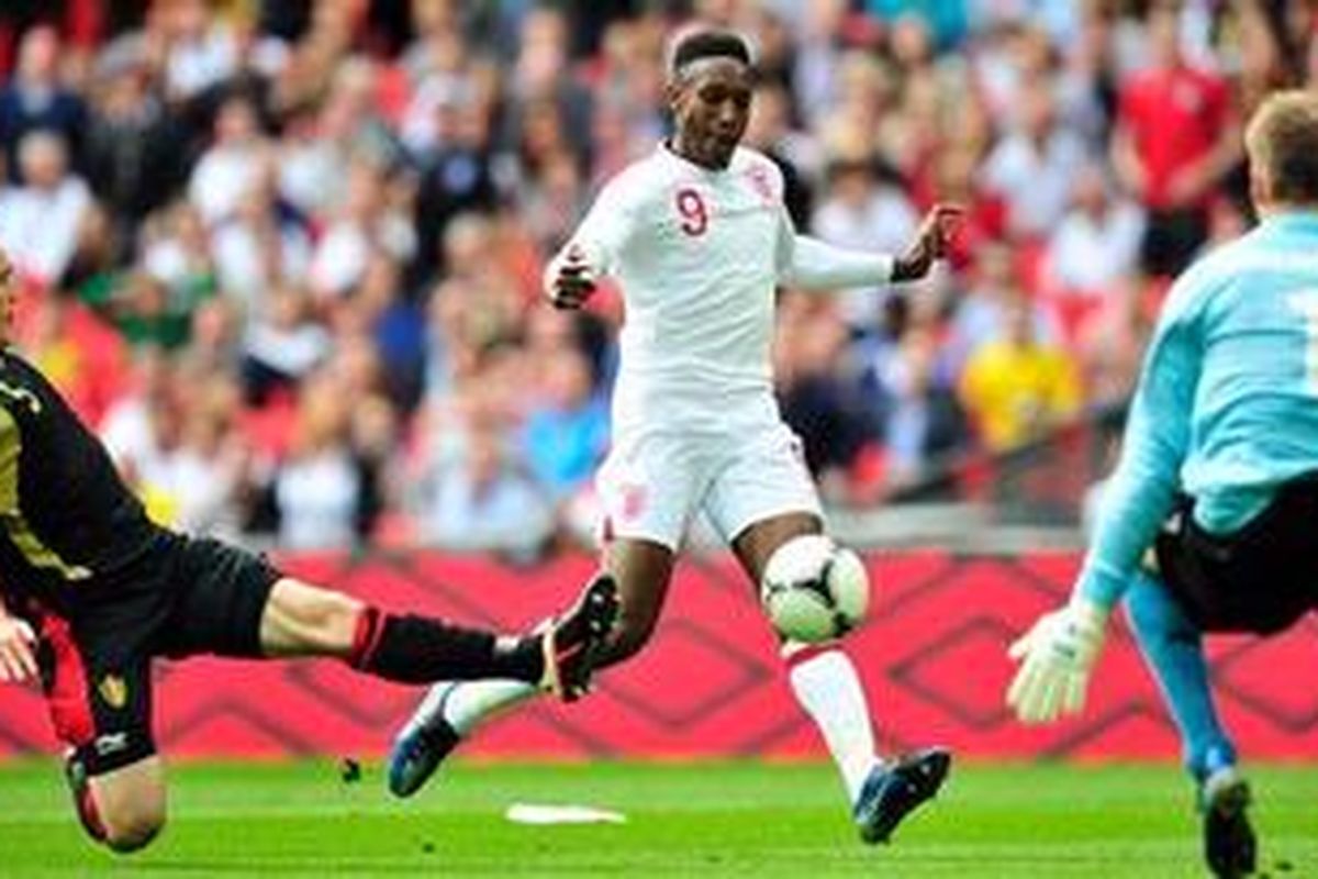 Penyerang Inggris, Danny Welbeck, melepaskan tembakan yang berujung gol ke gawang Belgia, pada laga persahabatan, di Stadion Wembley, Sabtu (2/6/2012).