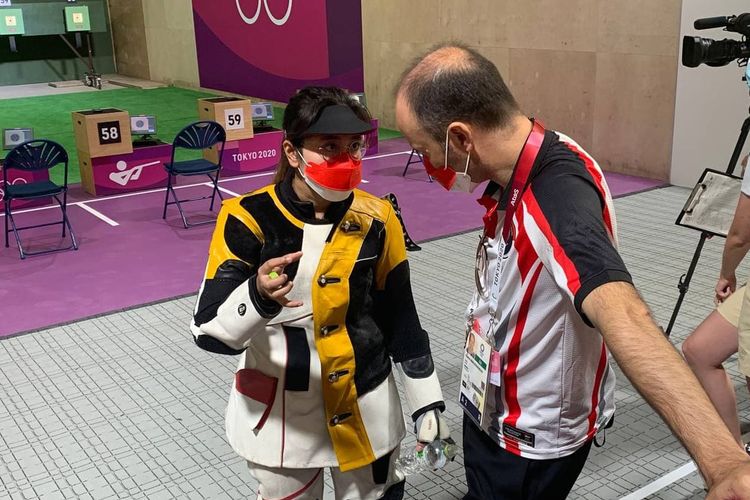 Vidya Rafika tengah bertanding pada babak kualifikasi cabor menembak Olimpiade Tokyo 2020, di nomor 10 meter air rifle putri.