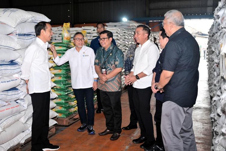 Menteri Perdagangan  (Mendag) Zulkifli Hasan mendampingi  Presiden Joko Widodo (Jokowi) dalam penyaluran Bantuan Pangan Pemerintah di Cibitung, Kabupaten Bekasi, Jawa Barat (Jabar), Jumat (16/2/2024).  