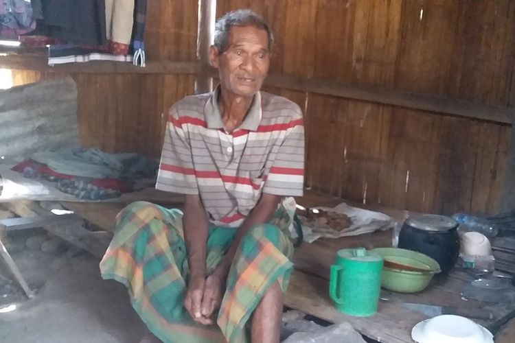 Foto : Kakek Germanus saat berdiri di depan pintu rumahnya di Dusun Gehak, Desa Koting D, Kecamatan Koting, Kabupaten Sikka, Flores, NTT, Selasa (5/11/2019).