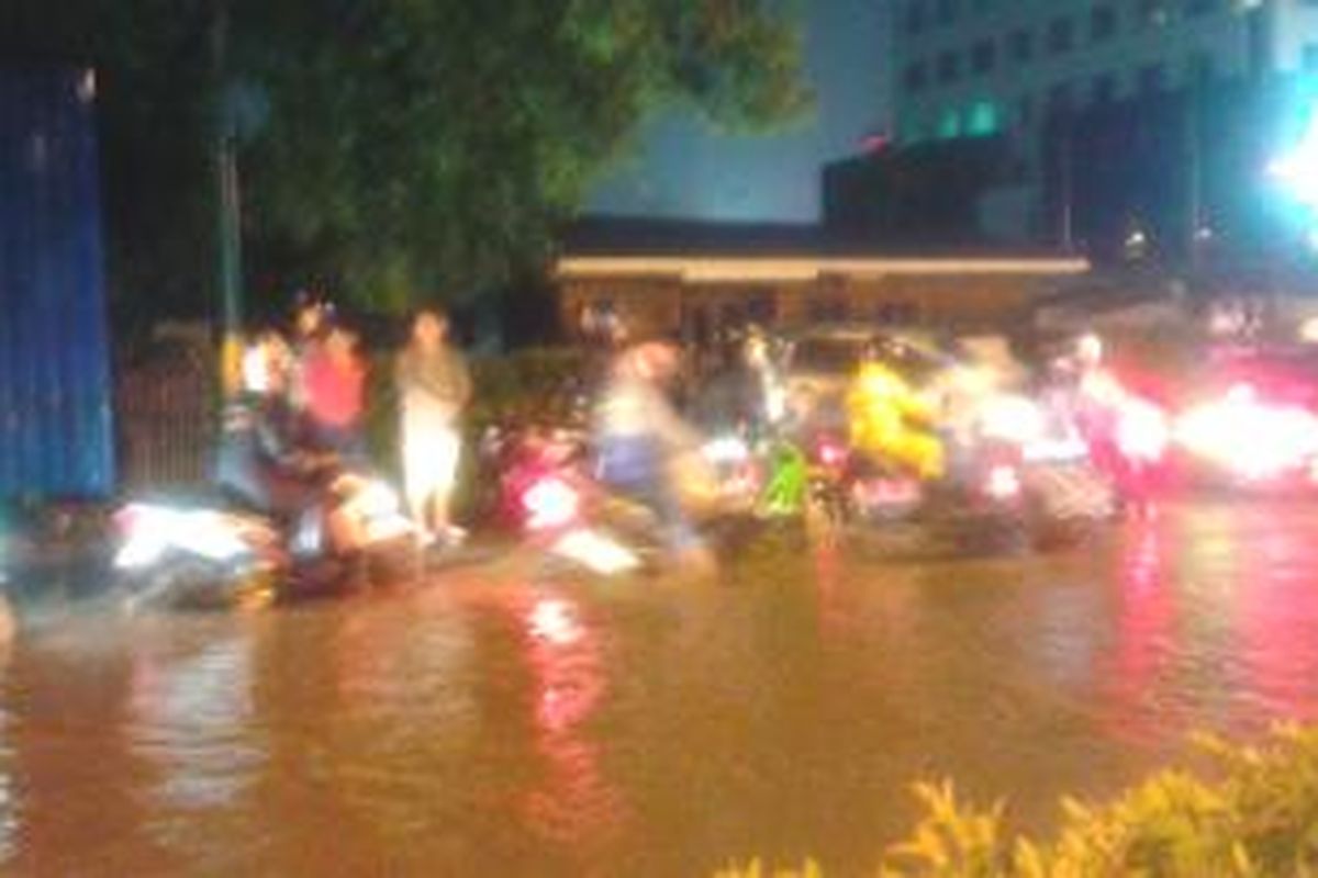 Ruas jalan Kuningan tergenang setinggi 50 cm akibat hujan mengguyur Jakarta dari sore hari