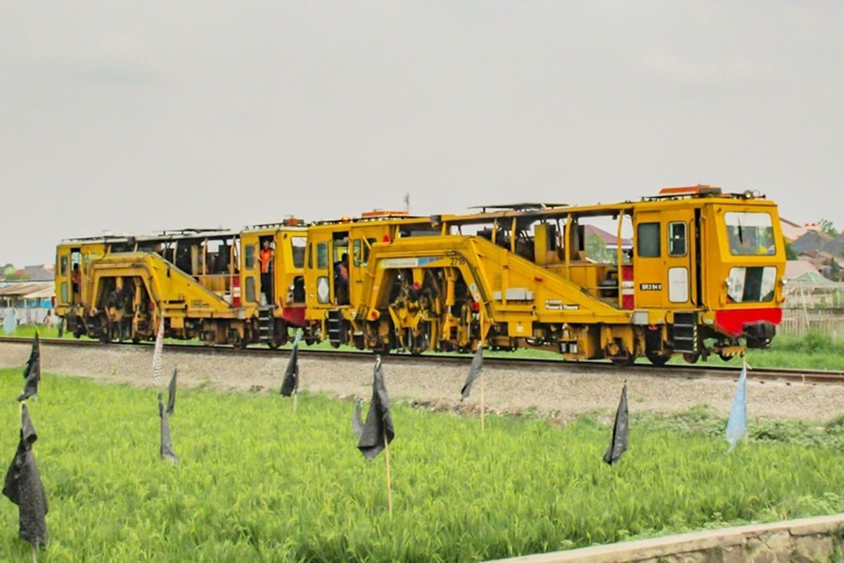 Kereta perawatan jalan rel merupakan salah satu alat berat di dunia perkeretaapian yang berfungsi untuk melakukan perawatan jalan rel.