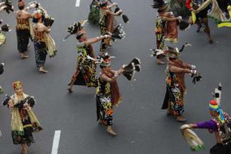 Peserta Pawai Budaya Nusantara 2013 berjalan berkeliling kawasan Istana menuju Monumen Nasional (Monas), Jakarta Pusat, Minggu (18/8/2013). Pawai Budaya Nusantara yang digelar sebagai rangkaian kegiatan memperingati Hari Kemerdekaan RI Ke-68 mengangkat tema 