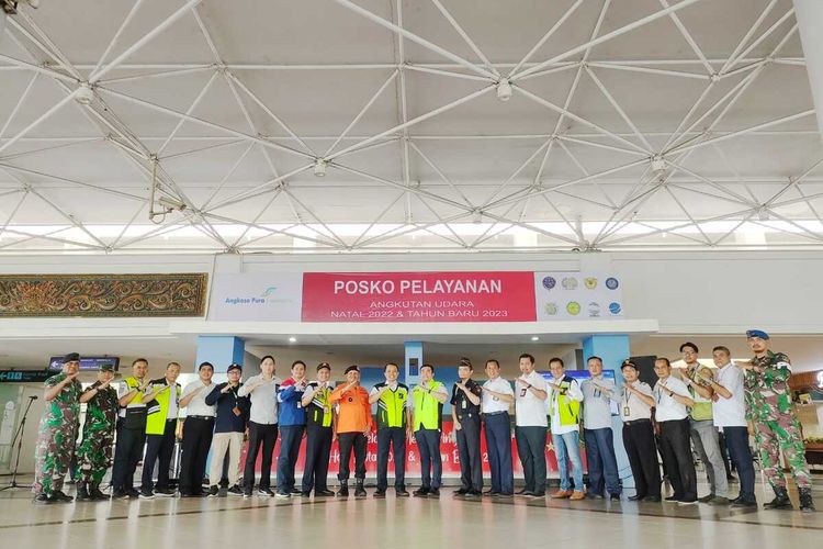 Posko Pelayanan Angkutan Natal dan Tahun Baru di Bandara Juanda, Sidoarjo, Jawa Timur.