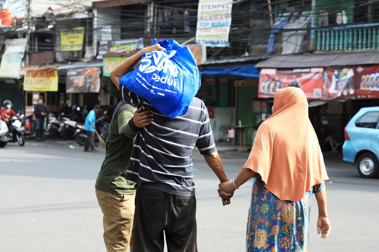 BRI Danareksa Sekuritas membagikan total 400 paket sembako kepada masyarakat yang membutuhkan di Jakarta, Bandung, Yogyakarta, Palembang, Surabaya, Medan, Semarang dan Makassar.
