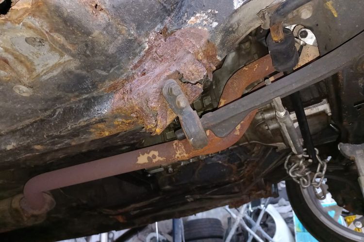 Perbaikan bagian yang keropos pada BMW E30 di Fins Garage