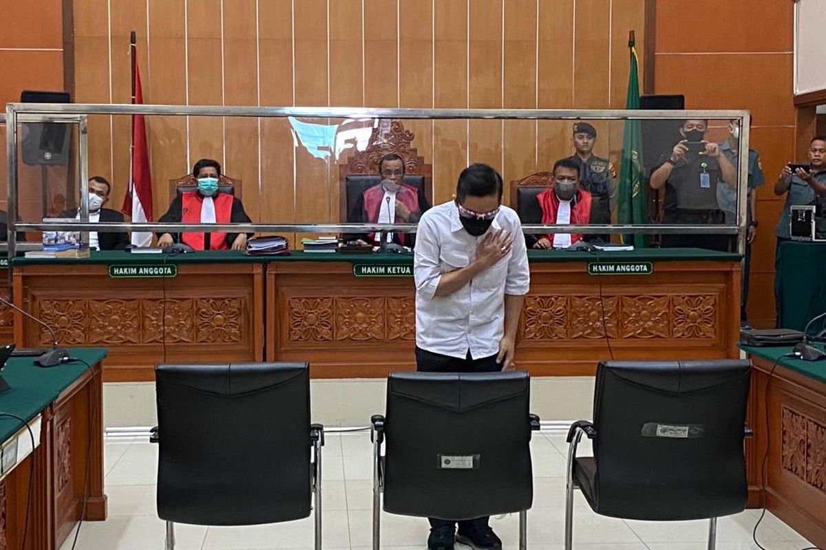 AKBP Dody Prawiranegara melakukan salam presisi Polri sebelum mengahadapi vonis majelis hakim di PN Jakarta Barat, Rabu (10/5/2023). 