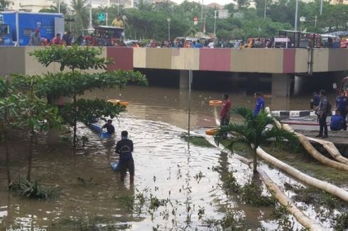 Underpass Pasar Mobil Kemayoran Masih Terendam Banjir 3 Meter