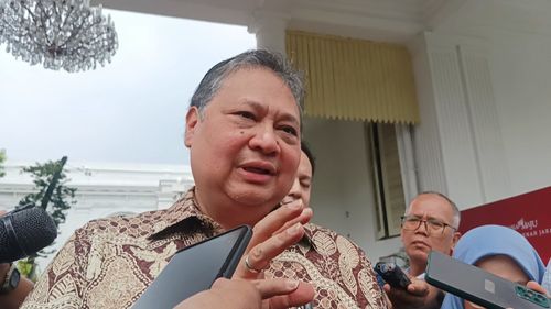 Kelakar Airlangga Saat Ditanya soal Duet Khofifah-Emil pada Pilkada Jatim...