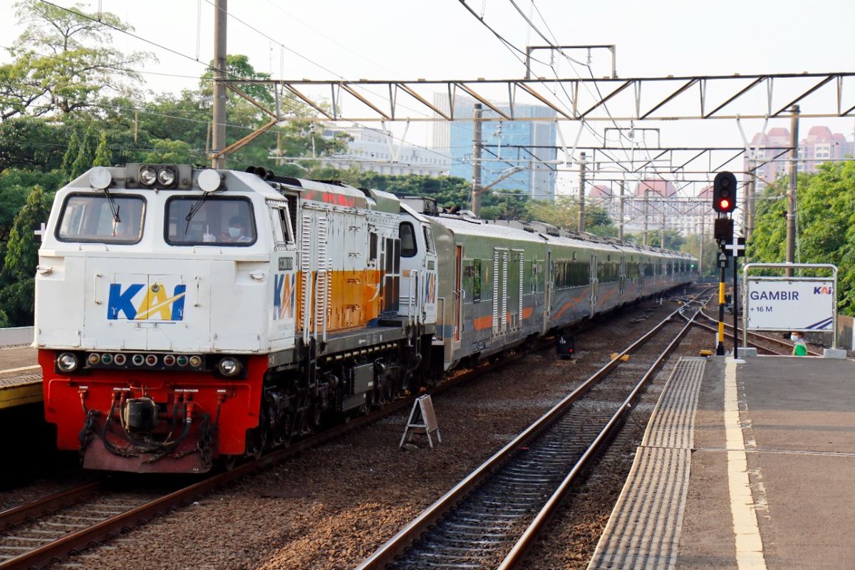 Rangkaian kereta api yang melintas di Stasin Gambir