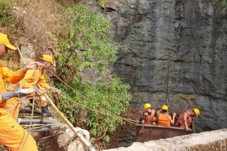 Upaya penyelamatan terhadap 13 remaja penambang yang terjebak di tambang batu bara di Meghalaya, India, terus dilakukan. (Kepolisian Meghalaya via Indian Express)