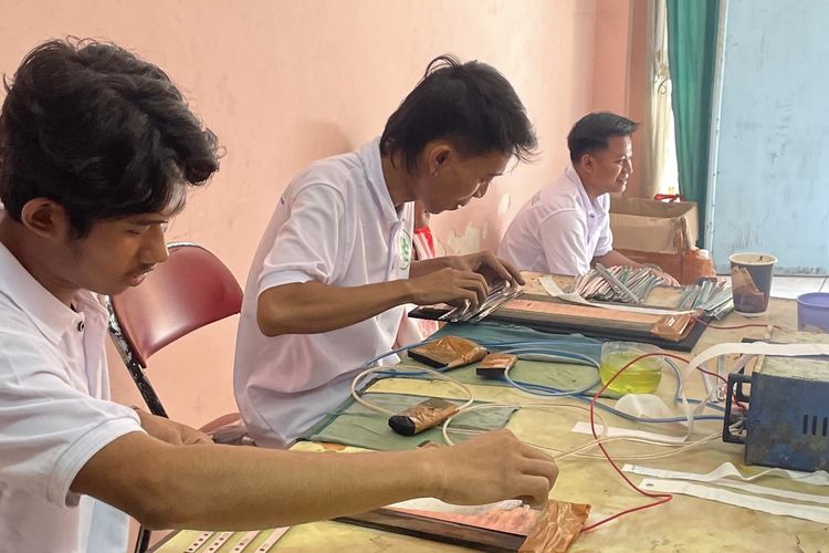 Melihat Kesibukan Perajin Gelang Jemaah Haji Surabaya, Sehari Bisa Produksi 5.900 Unit