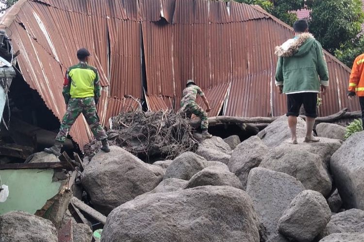 Sejumlah rumah dan bangunan ibadah rusak setelah terdampak banjir bandang di Desa Simangulampe, Kecamatan Baktiraja, Kabupaten Humbang Hasundutan, Sumatera Utara