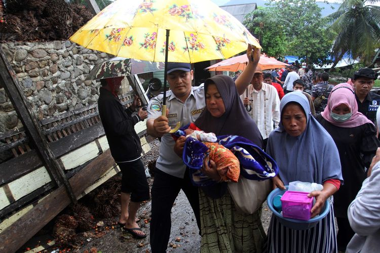 Warga mengungsi ke tempat yang lebih aman pascagempa di Nagari Pinagar, Kecamatan Pasaman, Kabupaten Pasaman Barat, Sumatra Barat, Jumat (25/2/2022). Badan Nasional Penanggulangan Bencana (BNPB) menyatakan gempa berkekuatan magnitudo 6,2 di Pasaman Barat dan sekitarnya itu mengakibatkan tujuh warga meninggal dunia.